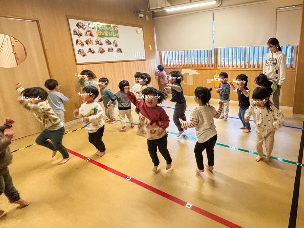 0〜2歳児クラスのミュージカルレッスン風景
